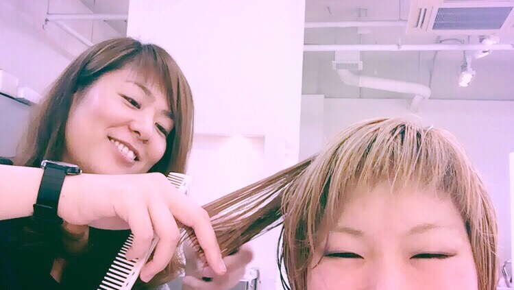 髪の毛切ってますっ！✂︎