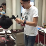 パーマのかかったグラボブのブロー練習を頑張ってます！！ヽ(￣д￣;)ノ=3=3=3