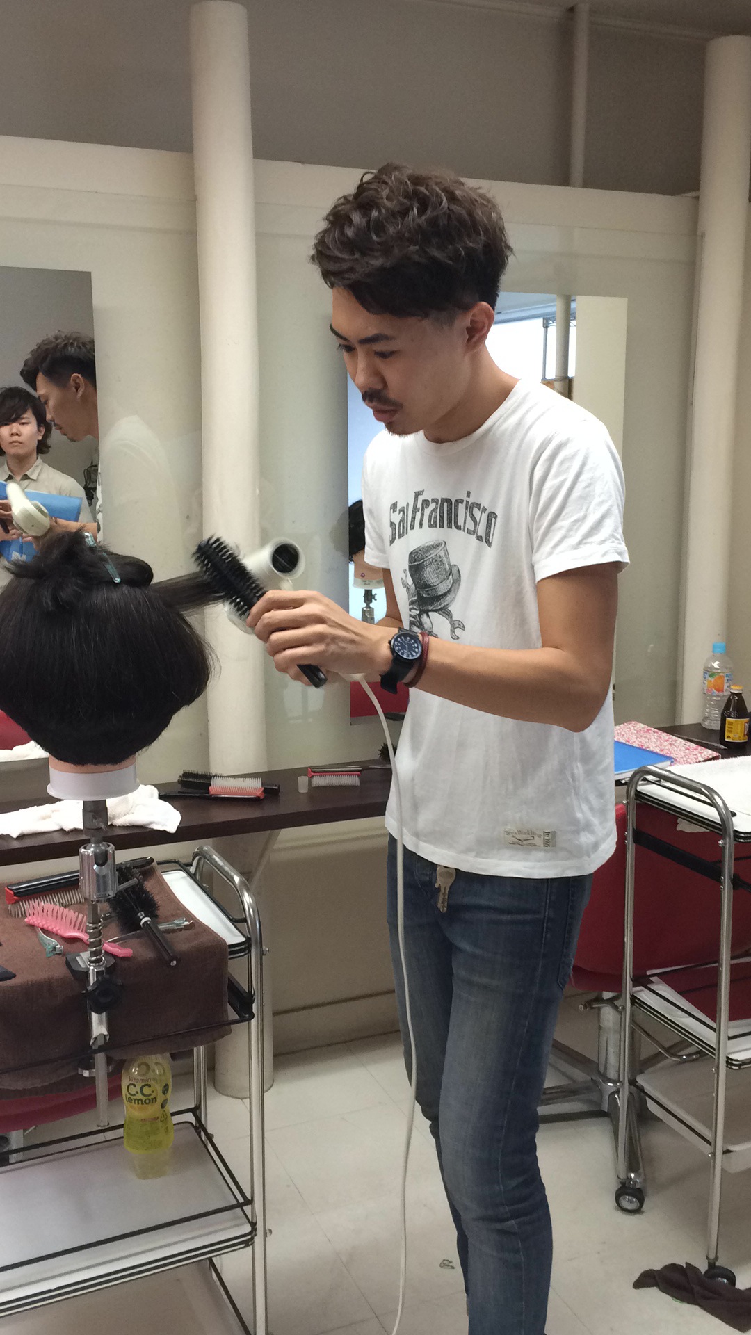 パーマのかかったグラボブのブロー練習を頑張ってます！！ヽ(￣д￣;)ノ=3=3=3