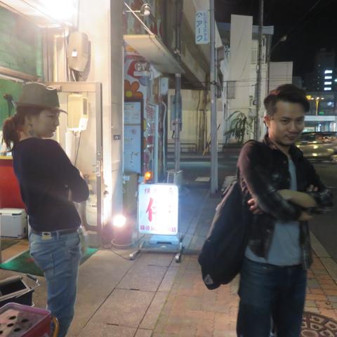 バラバラに決めポースをしてる2人。もはやど〜でもいい〜わ。