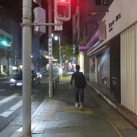 こんなに離れてるのに、先輩2人をほっぽらかして歩くなんて、どういう神経してんだ！マコ。