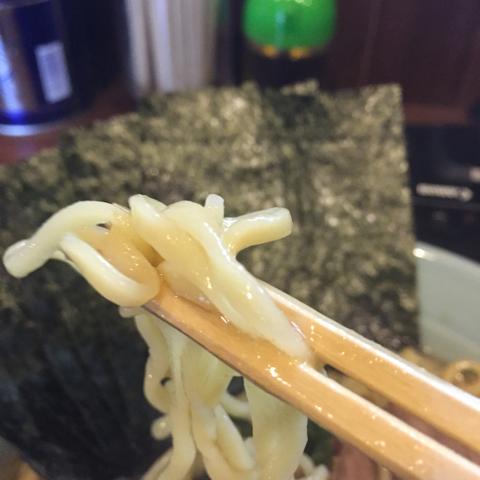 麺はまこと先生が持ってくれてるところを撮影という、完全にアシスタントになってしまいました。