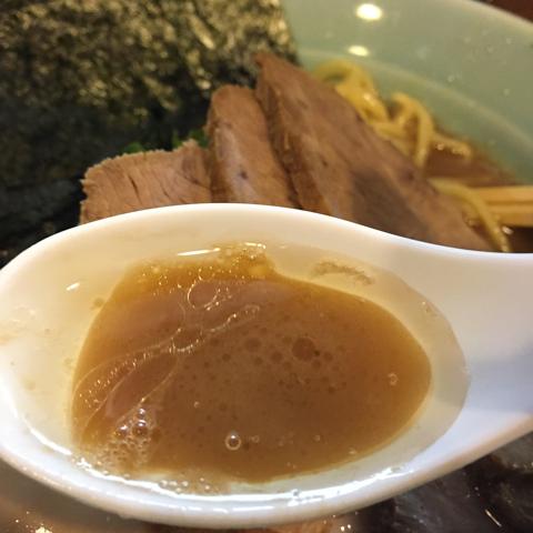 「まずはスープからのPhotoだろうが〜。」と言わんばかりの横顔。