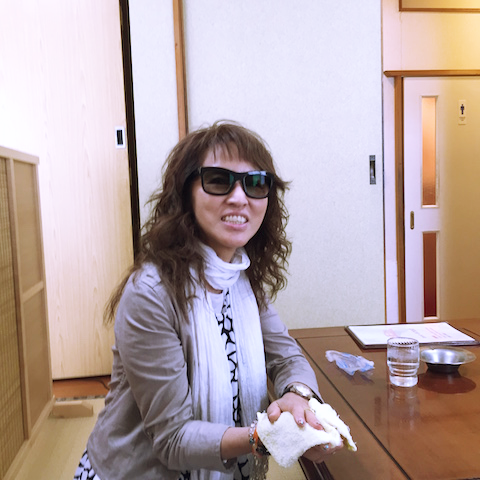 エビ丼食べる前の義母_Fotor