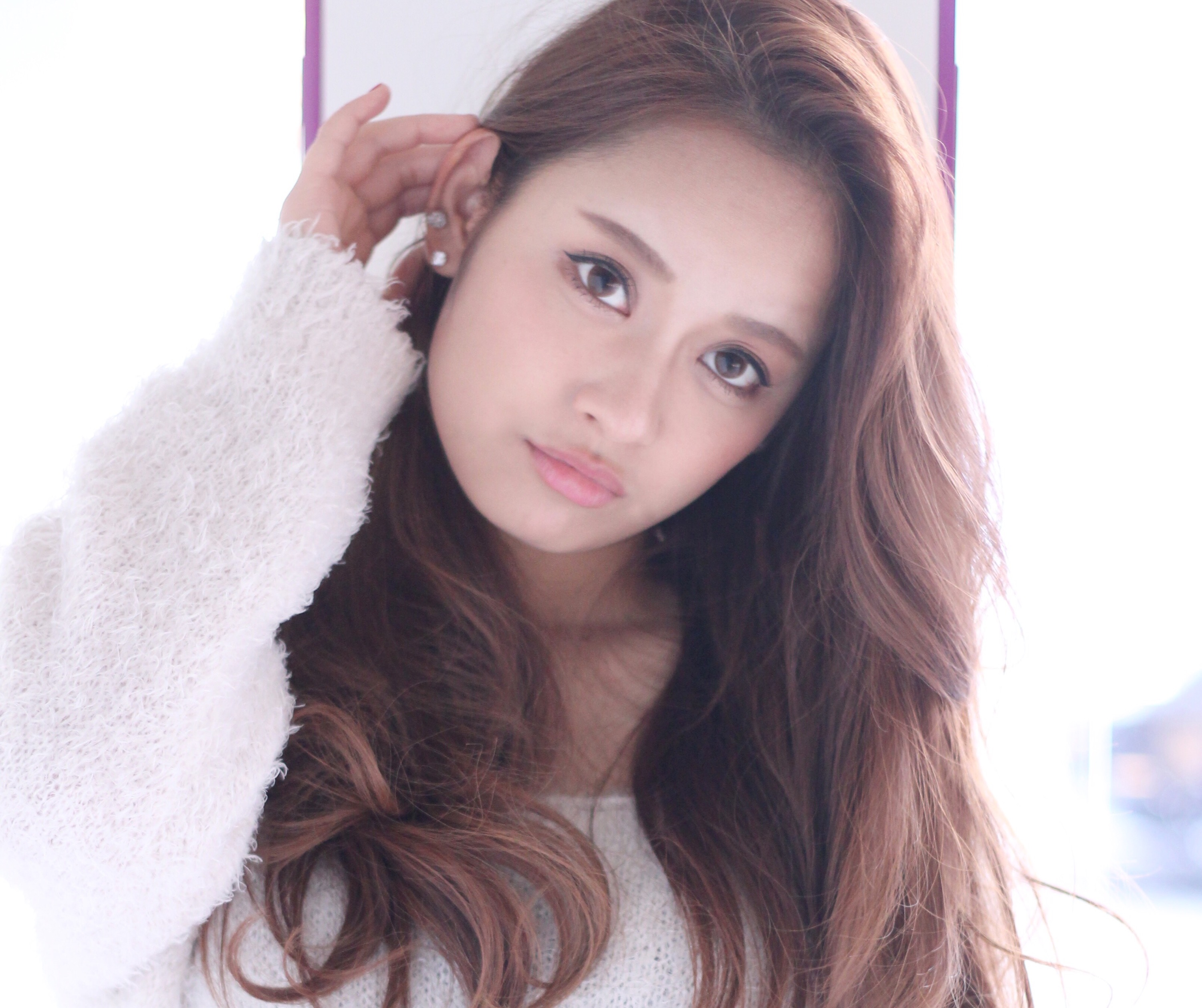 ベージュカラーと無造作カール、かきあげバングでカッコ可愛いロングヘア