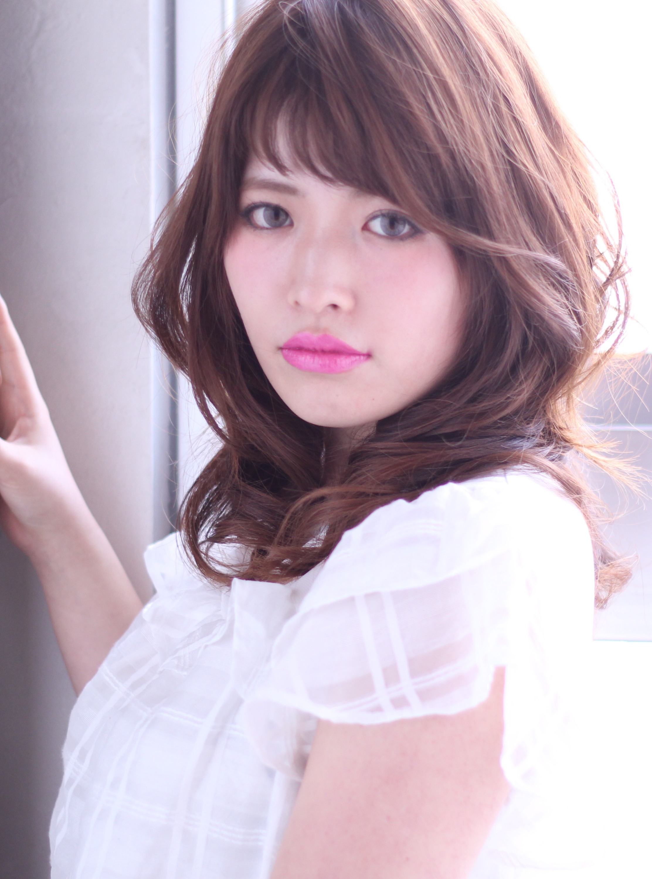 やわらかベージュカラー ふわっとセクシーになびく大人可愛いレイヤースタイル