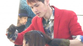 いつもどこかしらに赤をまとってる男のモデルを見る☆