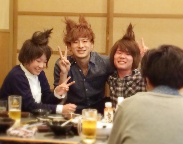 いじられまくってる同期３人・・・と思いきや左は先輩あずさ！