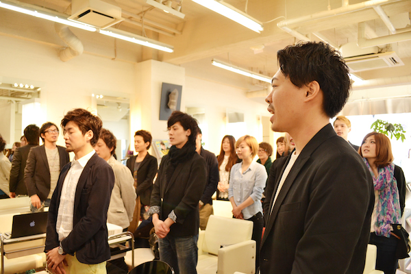 まずは みんなで理念を!! う〜ん 緊張感あのるいい顔(^_^)