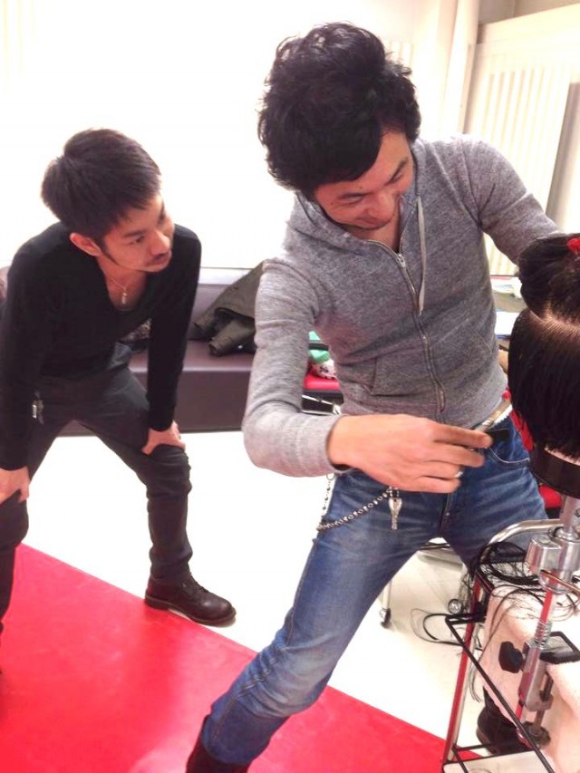 スタイリスト"キヨ"にもカットを実演中☆