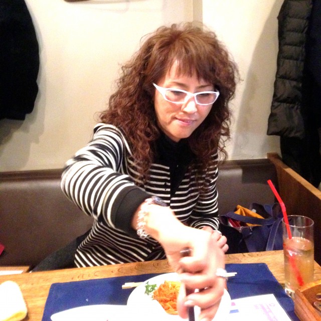 美容家はサラダを取り分けてくれたりもします（笑）