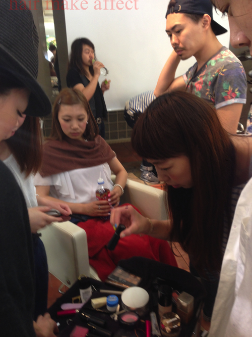 メイク道具のチェックもみんな真剣